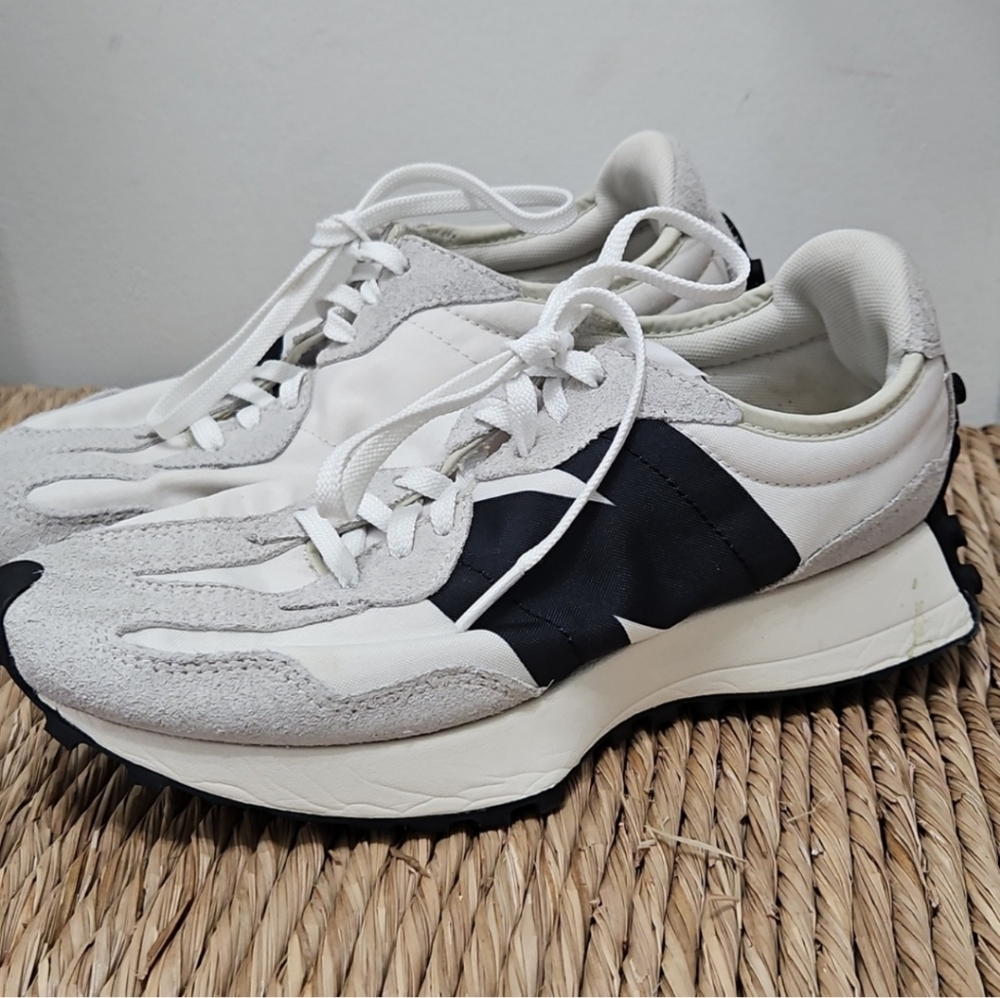 New Balance White and Black Sneakers Size 8 - Picture 3 of 4